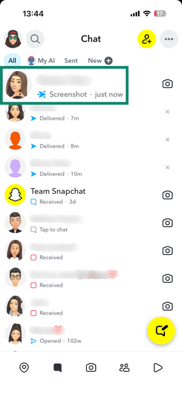 Snapchat chat list showing recent conversations, delivery statuses, and a highlighted screenshot notification.