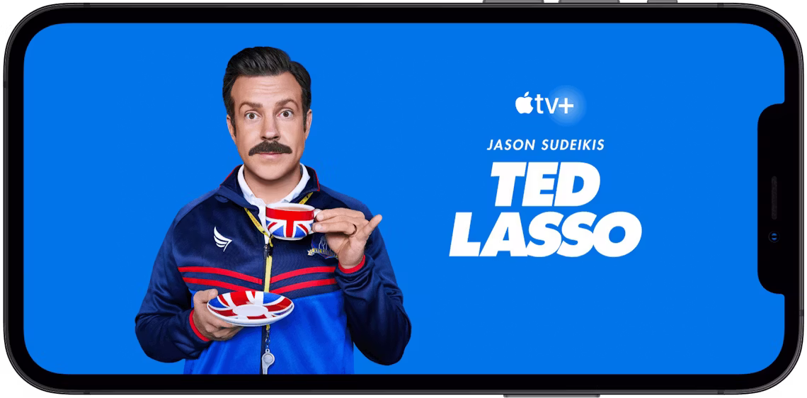 iPhone上でストリーミングしているApple TV+の番組「Ted Lasso」。